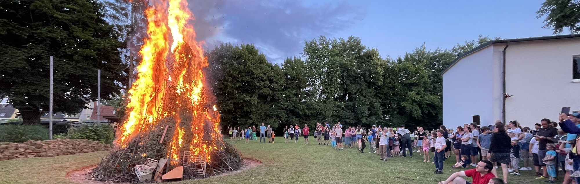 Festwiese und Feuer