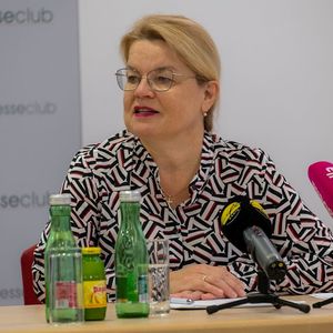 Silvia Breitwieser von der TelefonSeelsorge OÖ – Notruf 142 
