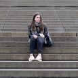 Nicole Traxler als Marie, die von ihren KlassenkollegInnen gemobbt wird. / © GRÜNER ANKER / Kaineder Nicole Traxler als Marie, die von ihren KlassenkollegInnen gemobbt wird.