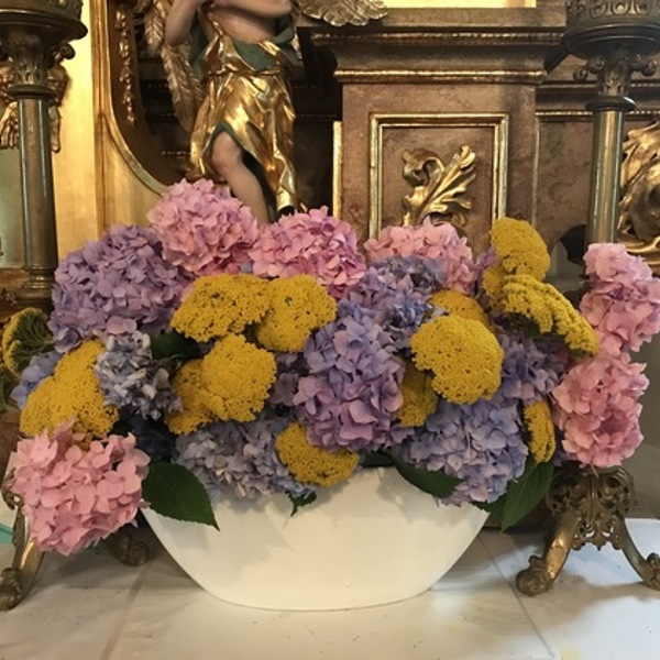 Wunderschöner Blumenschmuck erfreut Kirchenbesucher
