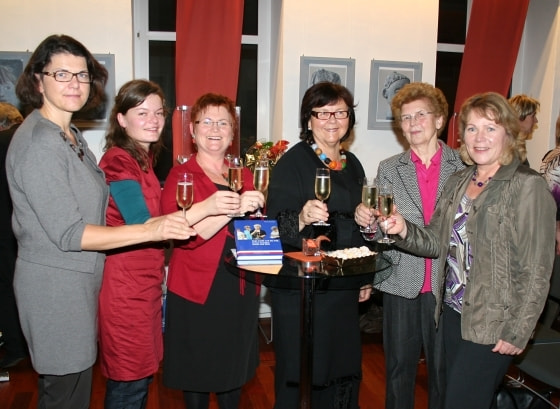 Buchpräsentation 'Inge Loidl und die kfb', v.l. Christine Haiden, Teresa Kaineder, Erika Kirchweger, Margit Hauft, Inge Loidl, Maria Dürnberger.