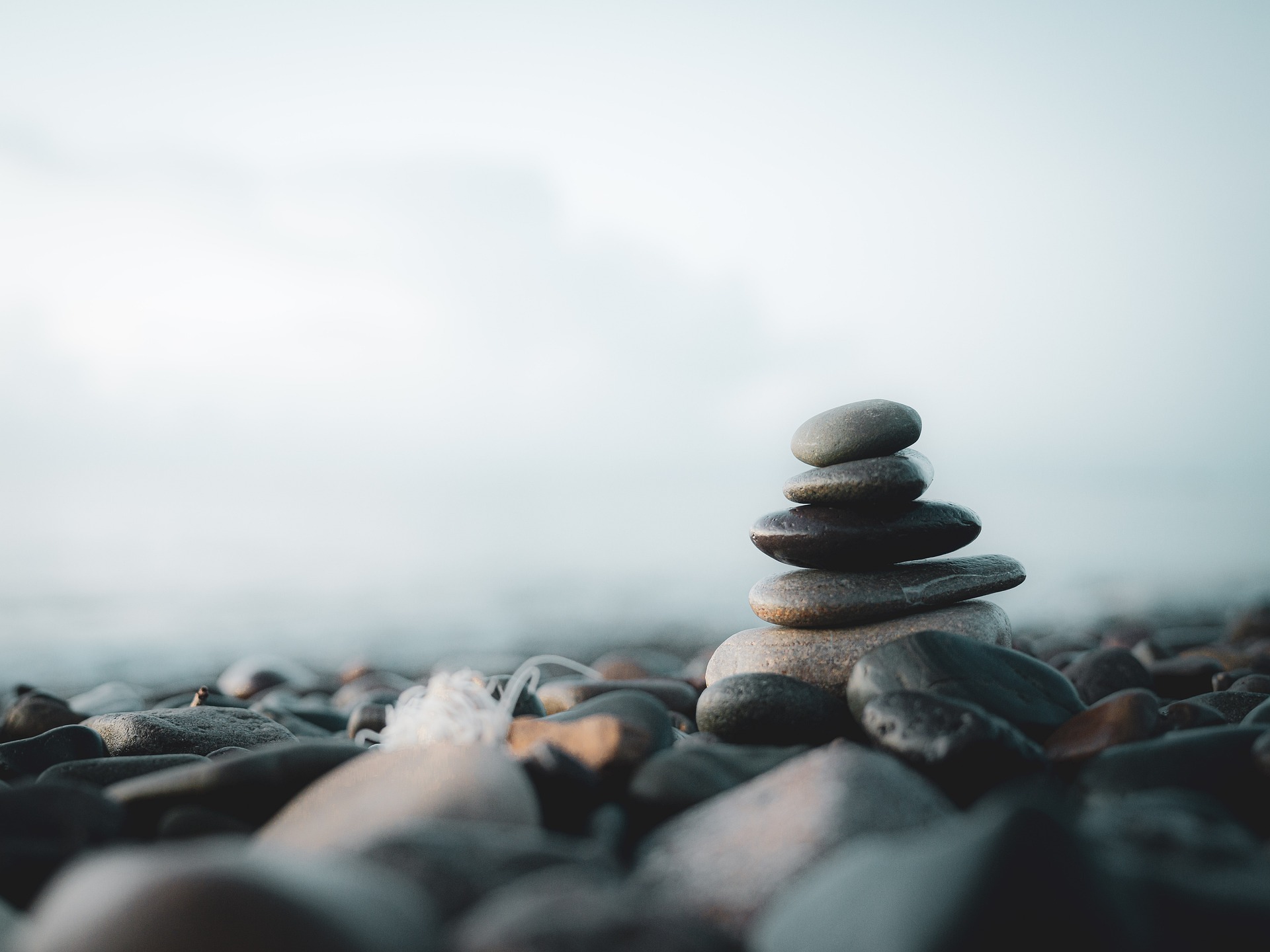 https://pixabay.com/de/photos/felsen-ozean-ruhe-zen-meditation-7354363/